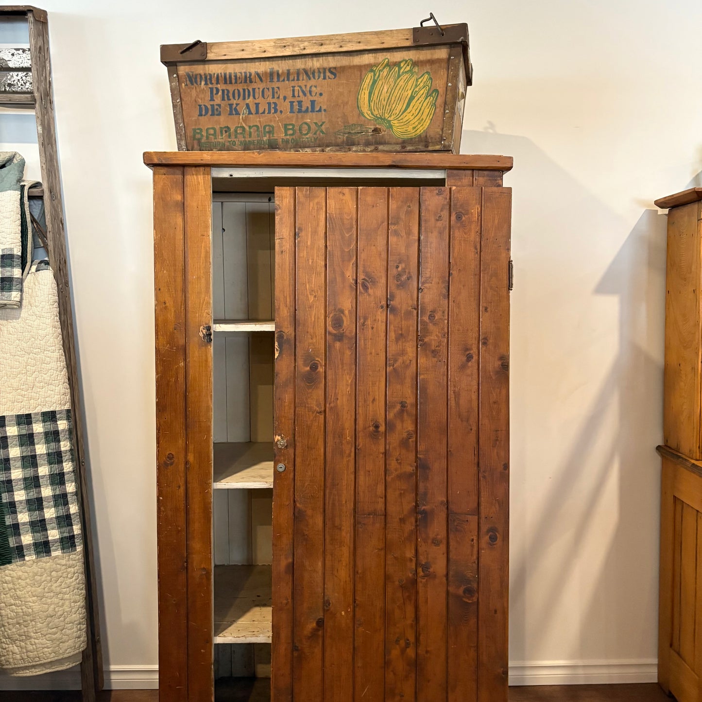 1 Door Cabinet - Door is Detached